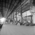 859235 Afbeelding van reizigers op het 2e perron van het N.S.-station Utrecht C.S. te Utrecht.